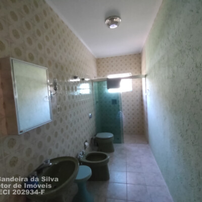 Banheiro social amplo