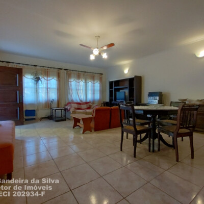 Entrada do imóvel com sala para dois ambientes